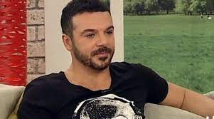 The importance of the bouzouki on the advancement of our greek identity. Triantafyllos Den 8a Dwsw 20 000 Eyrw Gia Na Pai3oyn Ta Tragoydia Moy Video Mononews
