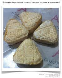 Le Boucanier Est Originaire Des Alpes De Haute Provence Le Boucanier Est Un Fromage De Chevre Fume Au Bois De Hetre S Fromage Fromage De Chevre Fromage Fume