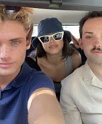 Pin de Darla Barnes en Artistas