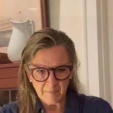 Leslie Latimer's Instagram, Twitter & Facebook