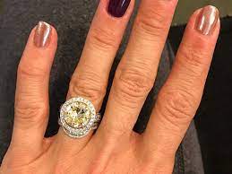 You Won T Believe The Cost And Carat Size Of These Celebrity Engagement Rings Carrie Underwood Wedding Ring Carrie Underwood Engagement Ring Carrie Underwood Wedding