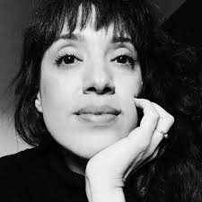 Ela lembrando da roupa verde... Pq ela não veste o vestido de noiva e a  roupa verde? Por favor!!!!