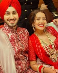 Famous Indian Singer Neha Kakkar Tied The Knot With Singer Rohan Preet In 2020 Neha Kakkar Bridal Lehenga Red Mehndi Outfit
