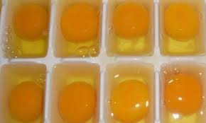 Elle Verse Des œufs Dans Un Moule A Glacons Et Le Met Au Congelateur Pendant 2 Heures Son Astuce Est Parfaite Trucs Et Astuces Cuisine Trucs De Cuisine Oeufs Congeles