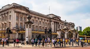 Queen elizabeth ii divides her time between here, windsor castle and, in summer, balmoral castle in scotland. Buckingham Palace Tours London Getting There What You Ll See