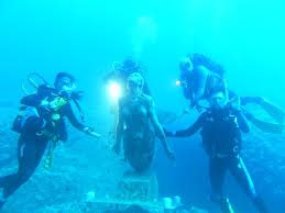 Rossana maiorca fut plusieurs fois recordman du monde d'immersion en apnée. Visita Dei Sommozzatori Iblei Alla Statua Di Una Sirena Ragusa