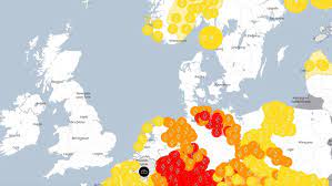 De gule prikkene er registrerte lynnedslag timen før klokka 08, het det i posten meteorologene la ut. Vaer Meteorologisk Institutt Styrtregn Lyn Og Torden Her Er Alle Farevarslene