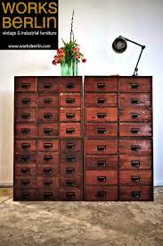 Als apothekerschrank bezeichnet man heute einen schmalen küchenschrank, der von beiden seiten zugänglich und komplett ausziehbar ist. Vintage Apothekerschranke Restaurierte Industrial Mobel Mit Geschichte