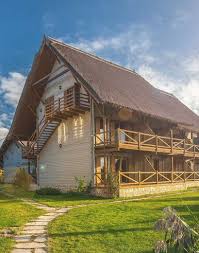 Aici vei gasi programe speciale de sarbatori, pentru seniori sau intreaga familie. Pin Op Delta DunÄƒrii