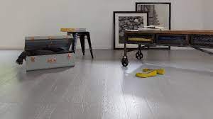 Il suffit de le dépoussiérer puis le nettoyer avec une serpillière humide, en utilisant si possible un nettoyant neutre spécial parquet vitrifié pour le raviver et le protéger. Vitrifier Un Parquet Et Le Faire En Couleur C Est Top Deco Cool