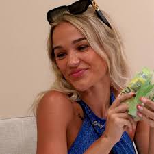 „Kampf der Realitystars“: Emmy Russ verrät Mitspieler für 3300 Euro