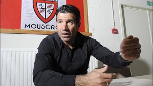 Demostró ser un talento muy prometedor en el fútbol juvenil y fue. Les Anciens Diables Rouges Enzo Scifo Et Emile Mpenza Cites A L Excel Mouscron Le Soir