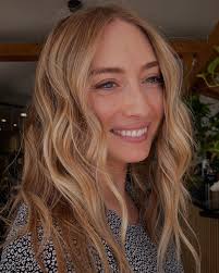 Goodbye harsh lines, hello sun-kissed strands! Making gray grow-out  effortlessly chic🤩 #grayhairtransition #summerblonde #highlightonfleek  #shimmeringlights #silverlocksevolution #goldenglowhair  #goinggraygracefully #beachyblondes #luminousstreaks ...