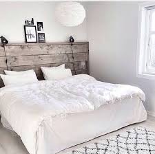 Chaque année, le bois est présent dans les tendances d'aménagement intérieur. Tete De Lit Bois Chambre A Coucher Idee Inspiration Chambre A Coucher Decor Blanc De Chambre