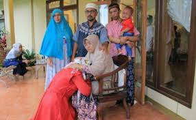 Sungkeman adalah tradisi yang populer dan tidak bisa di lepaskan ketika hari raya idul fitri atau lebaran. Antara Tradisi Sungkeman Dan Halal Bi Halal Kumparan Com