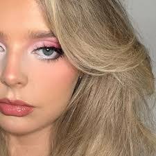 Lily Bennett's Instagram, Twitter & Facebook