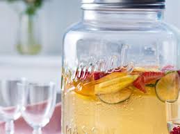 Recette Sangria Blanche Mangue Fraise Ingredients 6 Personnes 1 Mangue Mure 1 Orange 2 Citrons Verts Sangria Blanche Sangria Recette Sangria Blanche
