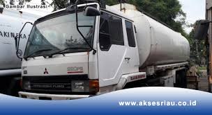 Dalam aksi tersebut, mereka menggelar spanduk dan poster berisi tuntutan. Lowongan Supir Truck Tangki Tronton Pekanbaru Juni 2017