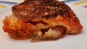 Naturalmente se lei dispone di fonti anteriori sarò lieto di conoscerle anche se mi permetto di dubitarne, ma fino a quel momento la ricetta originale, qqualsiasi siano le nostre preferenze, prevede di sbucciare le. Parmigiana Di Melanzane Alla Napoletana Art In Kitchen