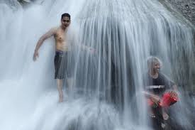 Waktu menunjukkan pukul 07.00 waktu setempat dan loket tiket masuk belum buka serta para pedagang banyak hal menarik yang dapat dilihat di tn bantimurung ini seperti air terjun, danau, dan goa. Menikmati Keindahan Wisata Air Terjun Bantimurung Bagian 5