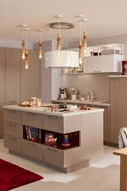 Dans La Cuisine Un Ilot Central Rend La Vie De Famille Encore Plus Belle Sans Grignoter Trop D Espace Sur Le Sejour Et Le Salon Moderne En 2019 Cuisine Ouverte