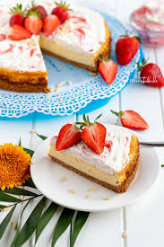 Den cheesecake mit keksboden bereits am vortag zubereiten. Kasekuchen Mit Erdbeersahne Und Keksboden Meinestube