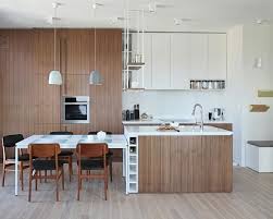casier a bouteilles de vin vertical entre l ilot central et la table a manger cuisine moderne manger dans la cuisine cuisine contemporaine
