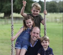 Er ist seinem bruder george und papa william wie aus dem gesicht geschnitten: Prinz William Neue Fotos Mit George Charlotte Und Louis