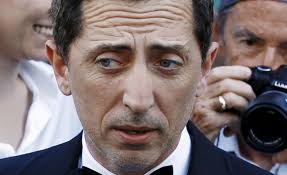 Pour son premier spectacle en anglais, le comédien gad elmaleh dissèque avec jubilation les obsessions alimentaires de l'amérique, les codes amoureux, et l'argot. Gad Elmaleh Accused Of Plagiarizing French Counterparts