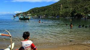 Laut biru yang tenang dengan pemandangan pasir putih pantai dan perahu nelayan yang berbaris indah. Indahnya Panorama Bawah Laut Olele Taman Laut Sekaligus Surga Kecil Di Gorontalo Tribunnews Com Mobile