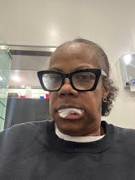 Wth kind of hospital room is this?? I have Never noticed (in the million  times I've watched this) that there's a suit of armor in the hospital room  🤣 Season 6, E