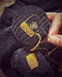 repairing sweater ダーニングで 穴の開いてしまったセーターをリペア 刺し子やダーニングやパッチワーク こういう補修作業が好き過ぎて 断捨離と言う選択肢が どんどん遠ざかってゆく handmade handicraft handw ダーニング 刺し子 ダーニング