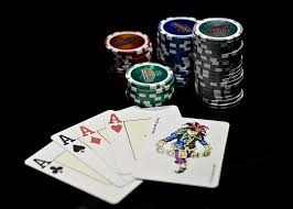 Consiste en desprenderse de las cartas de la mano, exponiéndolas sobre la mesa se juega empleando dos barajas inglesas de 52 cartas, más dos comodines o joker en cada baraja. 4 Juegos De Cartas Que Vuelven A Estar De Moda