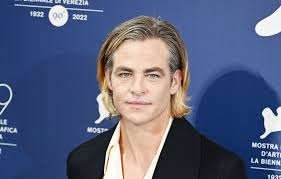 Chris Pine confirme que Harry Styles ne lui a pas craché dessus