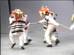 Se le relaciona con los bailes que formaban parte del ritual en honor al dios viejo o dios del fuego. Danzas De Mexico Danza De Los Viejitos Michoacan Youtube