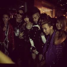 Tak cuma hadir, pemilik nama asli lee chaerin itu juga sempat menyanyikan lagu . Photos 130529 2ne1 G Dragon Taeyang Yanggaeng At Chrome Hearts Shinsegae Party