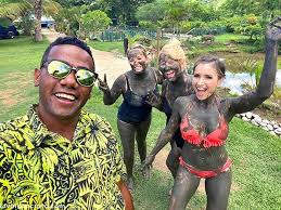 Fiji is north of new zealand's north island and east of australia, part of oceania in the south pacific ocean about 1,100 nautical miles (2,000 km; Fiji Island
