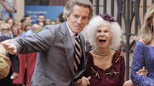 El funeral por la duquesa de alba se celebrará a mediodía de este viernes en el altar del jubileo de la catedral de sevilla, presidido por el cardenal carlos tuvo como padrinos de bautismo al rey alfonso xiii y a su esposa la reina, victoria eugenia. La Duquesa De Alba Su Vida Y Obra De La A A La Z