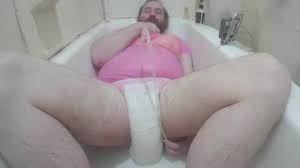 大人のBabyおむつSissy痴女ABDL従順はセクシーなバスタイムを与えるPOV Hotエッジングにとても難しい