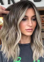 If the roots are in one straight line, they're a fake blonde. Eye Catching Blonde Shades With Dark Roots In 2020 Modeshack