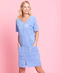 Confortables, agréables à porter et sexy, les peignoirs sont parfaits pour un moment cocooning à la maison, que ce soit le matin, au réveil ou le soir, au coucher. Robe De Chambre Et Peignoir Femme Damart