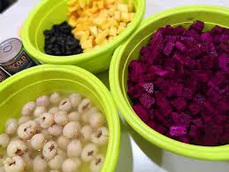 Aneka jenis buah buahan untuk topping. Resepi Koktail Buah