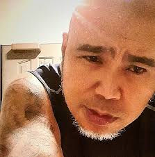 What restaurant or buffet in Guam serves whole crabs, mussels, and shrimp  for dinner?