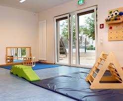 Teppiche sind neben einer gemütlichen couch oder einem behaglichen bett. Kindergarten Seesterne