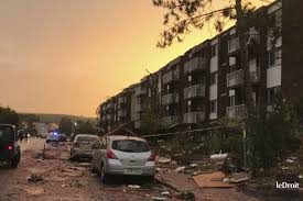 Tornadele sunt vânturi foarte puternice ce acționează pe un areal redus, sub formă de vârtej de aer, fiind frecvente pe teritoriul americii de nord. Lier La Tornade De Gatineau Au Rechauffement Est Un Raccourci Selon Des Experts La Presse