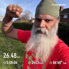 6 pies 3 pulgadas 88kg Apenas construido para correr a distancia. Pero sale  a las 5AM 🤪 ¡3 horas de carrera! ¡Sin parar! El viaje a Londres 2025  continúa 💪🏽😍 @dementia_uk @londonmarathon