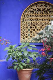 Une large gamme d'options de peinture murale exterieur s'offre à vous comme des moderne, des abstrait. Mur Jardin Bleu Majorelle Et Jaune De Marrakech