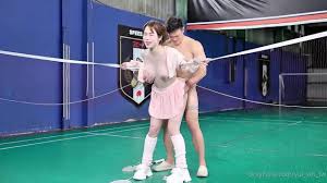 长腿少女与 大块头 做爱 - 业余 色情片