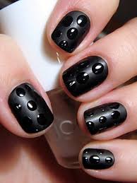 Los diseños de uñas se han convertido en un boom en la actualidad, nos muestran diversas formas de destacar con colores, brillos llamativos, accesorios en distintas formas y colores, líneas, figuras y una gran cantidad de opciones que tenemos para escoger todo el año, ¿te gustaría presumir un nail. Disenos De Unas Negras Decoradas Muy Elegantes