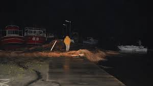 Cadde ve sokak sular altında kaldı, ev ve dükkanları su bastı. Ayvalik Ta Hortum Nedeniyle 4 Tekne Batti Binalar Ve Araclarda Hasar Olustu